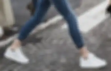 4 Bahaya Menggunakan Sepatu Tanpa Kaos Kaki, Bisa Jadi Sarang Bakteri!