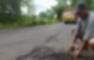 HARU! Tukang Becak Tambal Jalan Demi Keselamatan Putri Tercinta, Ternyata Dikenal Pribadi yang Pendiam dan Cuek