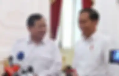 Dampingi Jokowi Kunker, Prabowo Panen Pujian Usai Lakukan Hal Ini Saat Izin Masuk ke Mobil Presiden