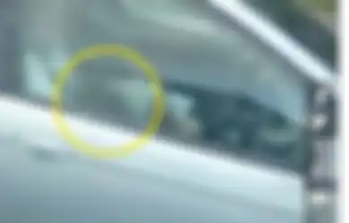 Pasangan yang Baru Tunangan Ini Asyik Mesum di Dalam Mobil Jelang Magrib, Begini Endingnya