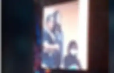 Bukan Sosok Sembarangan, Wanita yang Rangkul Rocky Gerung Ternyata Punya Gelar Mentereng Ini