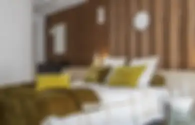 Cara Menghadirkan Kamar Tidur yang Tenang dengan Kayu Gelap  