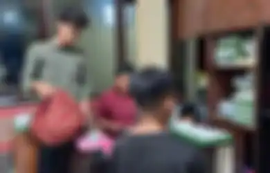 VIRAL, Pemuda Lakukan Aksi Tak Senonoh Berulang Kali di Depan Cewek Cantik, Alasannya Bikin Geleng-geleng Kepala!