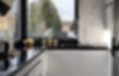 Desain Dapur Putih Bermain dengan Warna Hitam, Potretnya Gak Bikin Jenuh