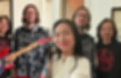 Ketemu Gitaris Red Hot Chili Peppers, Dewa Budjana Kasih Oleh-oleh Batik