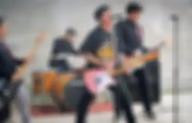 Gara-gara Vokalnya, San San Pee Wee Gaskins Diajak 'Terjebak' Close To Breathe 