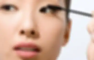 10 Trik Pakai Maskara Biar Bulu Mata Lebih Panjang, Tebal, dan Lentik!