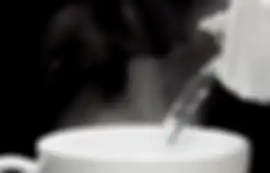 5 Bahaya Minum Air Putih Hangat Terlalu Sering. Malah Enggak Sehat!