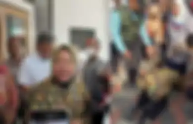 Sikapnya Disayangkan, Aksi Sujud Mensos Tri Rismaharini di Kaki Guru SLB Dinilai Pencitraan: Setelahnya Emosi Lagi