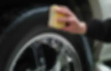 Jangan Disepelekan, Bahaya Pakai Semir Ban Mobil Saat Musim Hujan