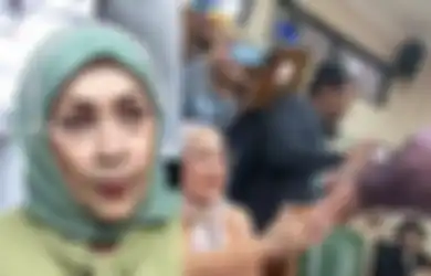 Jenguk Putra Kesayangannya di Rutan Mapolda Jatim, Hariati Syok Usai Tau Ferry Irawan Diperlakukan Seperti Ini Oleh Venna Melinda: Kasihan Lihatnya...