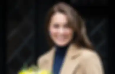 Pesona Kate Middleton Tampil Kasual Rapi dengan Outfit Biru Navy