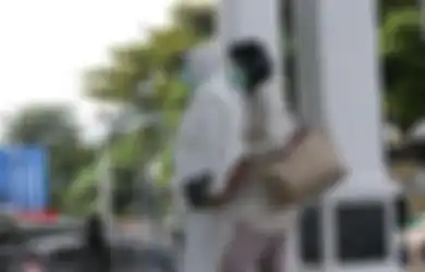 Tenteng Tas Branded seharga Rp 35 Juta, Penampilan Istri Teddy Minahasa Jadi Sorotan saat Persidangan
