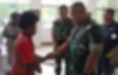 Kekejaman KKB Papua Renggut Nyawa Anaknya, Reaksi Ibunda Pratu LW Disorot Saat Pangdam XVII/Cenderawasih Datang Berikan Hal Ini