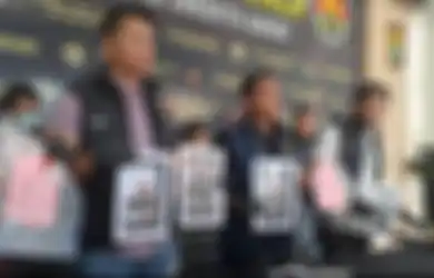 Doyan Meliuk-liukan Tubuhnya dan Memainkan Payudara saat Live, 2 Wanita Raup Cuan Sampai 15 Juta!
