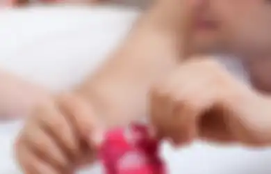 Pakai Kondom saat Hubungan Intim Bikin Penis Susah Ereksi? Simak Penjelasan Berikut