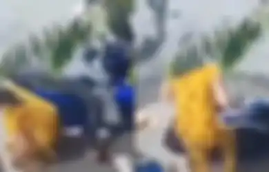 Lawan 2 Pria yang Jambret Ponselnya, Emak-emak Ini Rebut Kendaraan Pelaku, Warganet: si Emak Kuat Banget