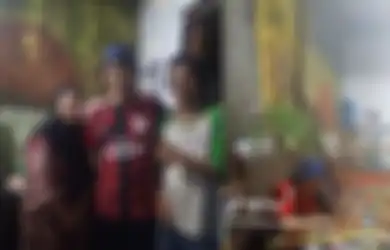 Duta Vokalis Sheila On 7 Makan di Warteg Pakai Sandal Jepit, Penampilan Sederhananya Langsung Jadi Sorotan, Netizen: Masih Ga Percaya...