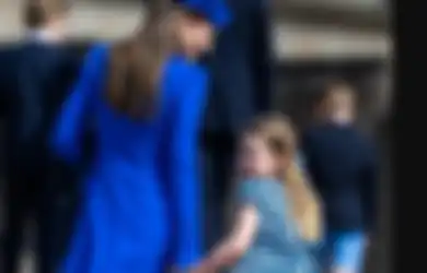 Manisnya Gaya Kompak Princess Charlotte dan Kate Middleton Pakai Outfit Biru