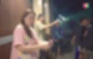 Ayu Ting Ting Bagi-bagi THR dengan Nominal Tak Main-main ke Pemuda Kampung, Anak Ayah Rozak Beri Pesan Khusus Begini: Cukup Gak?