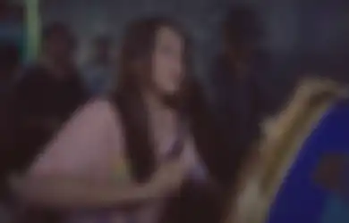Ayu Ting Ting Pukul Bedug Ikut Keliling Kampung Bangunkan Sahur para Tetangga Sambil Bagi-bagi THR