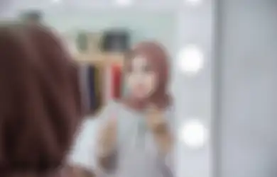 5 Cara Bikin Lipstik Tahan Lama saat Lebaran. Enggak Perlu Touch Up!