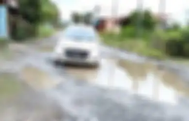 Pakaian Kena Cipratan Air Becek di Jalan, Apakah Masih Sah Dipakai untuk Salat? Ini Jawaban Tegas Ustaz Abdul Somad