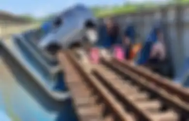Halu Pakai Narkoba, Sopir Bawa Mobil Masuk Lintasan Kereta Api, Penumpang: Mobilnya Dioleng-oleng