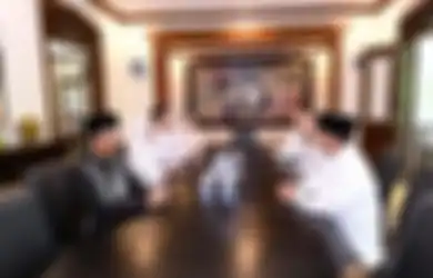 Dibuat Seniman Asal Bali, Lukisan Jokowi Minum Jamu Dibeli dengan Harga Setara Gaji Presiden, Ini Maknanya