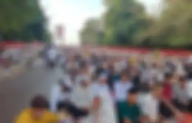 Gubernur Tak Kunjung Datang, Viral Ribuan Warga Palembang Kesal Sholat Idul Fitri Tak Kunjung Digelar, Warganet: Agak Kecewa!