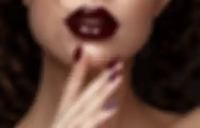 Cara Pilih Lipstik Gelap Sesuai Warna Kulit. Enggak Bakalan Kusam