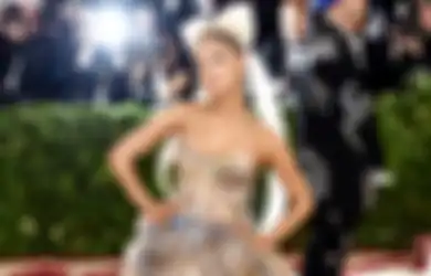  Ariana Grande Dikabarkan Dijauhi Teman-temannya Gegara Hubungannya dengan Ethan Slater