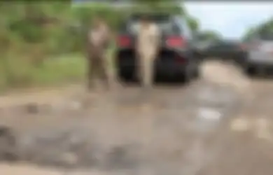 Video Viral Pejabat ASN Asyik Main Game Saat Rapat Penanganan Jalan Rusak di Lampung, Netizen Geram: Pecat Aja!