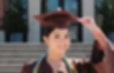 Kebaya dan Kain Wisuda Yoriko Angeline Punya Makna yang Dalam. Cocok Jadi Inspirasi Outfit Kelulusan