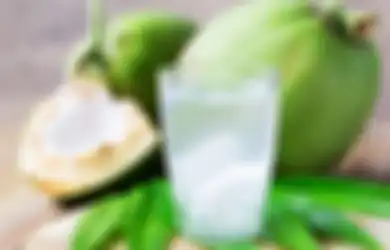 Meski Menyehatkan, Minum Air Kelapa Bisa Datangkan 5 Bahaya Ini