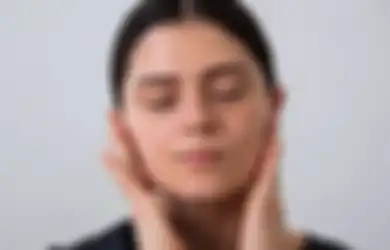 5 Titik Pijat yang Bisa Bantu Kurangi Jerawat. Skincare Enggak Cukup