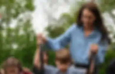 Tampil Kasual Simpel Pakai Boots? Curi Gaya Kate Middleton Saat Volunteering!