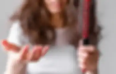 7 Cara Mengatasi Rambut Rontok secara Alami, Gak Perlu Lagi Pergi ke Salon Mahal!