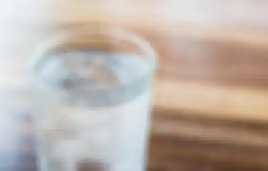 Meski Nyegerin, Minum Air Dingin Tiap Hari Datangkan 7 Bahaya Ini