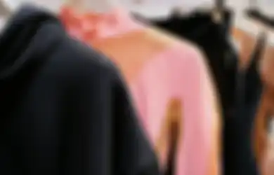 Outfit Mix and Match Koleksi Mugler H&M yang Bisa Jadi Inspirasi