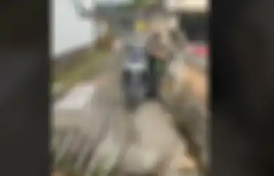 Viral di TikTok Tetangga Tega Tutup Akses Jalan Rumah Nenek, Cucu Harus Gotong Motor Setiap Keluar Rumah
