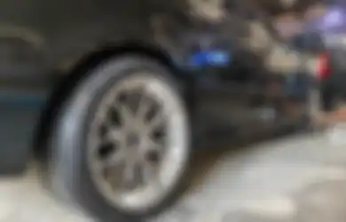 Awas, Beginilah Jadinya Jika Tekanan Angin Ban Mobil Kurang Menghantam Lubang