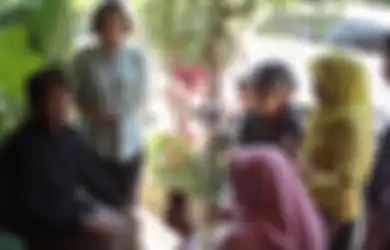 Mengabdi ke Masyarakat, Dosen-dosen Prodi D3 DKV SV UNS Turun ke Rumah Baca Tumpi Ajari  Pemasaran Digital Lewat Fotografi