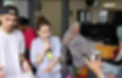 Ayu Ting Ting Buka Lapak di Depan Rumah Jual Baju Bekas Pakai Mulai Rp 7 Ribu, Tetangga Langsung Serbu Sampai Rela Antri