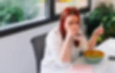 4 Bahaya Sering Minum di Sela Makan Bikin Berat Badan Malah Nambah