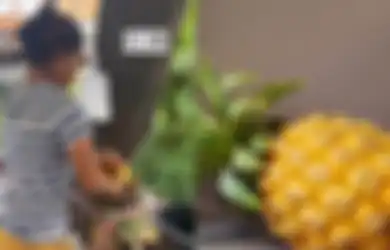 VIRAL Wanita Kupas Nanas hanya 45 Detik, Warganet Takjub: Pisau Ngak Sembarang Pisau