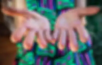 4 Arti Kedutan di Jari Tengah Tangan Kiri, Primbon Jawa Ramal Akan Diangkat Jadi Pemimpin