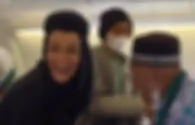 VIRAL di TikTok Kakek Jamaah Haji Minta Pulang ke Indonesia untuk Kasih Makan Ayam, Pramugari Tersenyum
