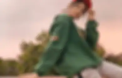 5 Gaya Boyish Zee JKT48 saat Kenakan Sweater Cocok Jadi Outfit Santai