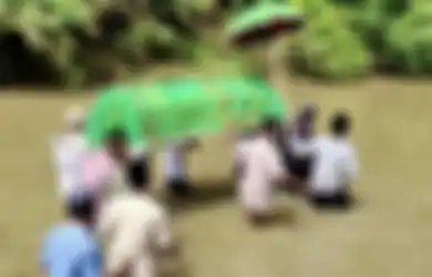 Viral Jenazah Diangkut Menyebrang Sungai di Lampung Gara-gara Anggaran Jembatan Tidak Ada, Kalau Musim Hujan Harus Pakai Batang Pisang